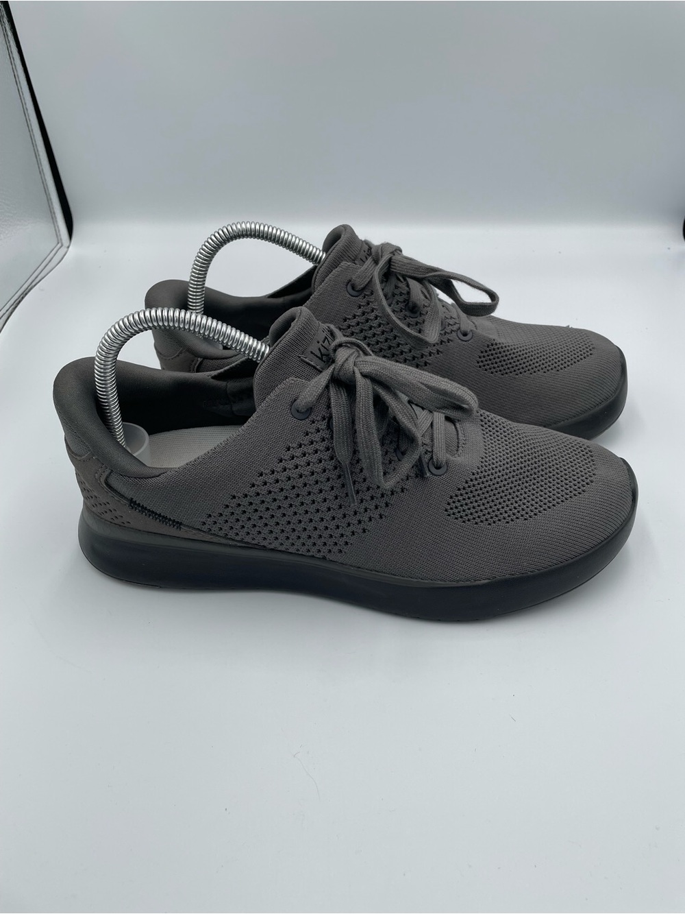 Kizik Lima Unisex Hand  Knit Sneakers – Graphite Gray Men's Size 7.5/wmns 9 4E